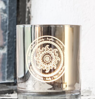 Foto av elegant ljusglas med paisley-mönster och inskriptioner