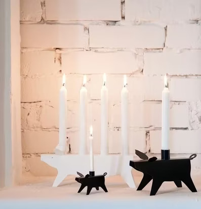 Bild av elegant vit och svart ljusstake i form av gris