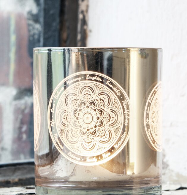 Bild av vackert utformad ljuslykta på fönsterbräda