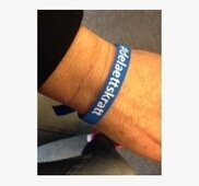 Bild av färgglatt armband med positivt budskap