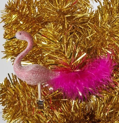 Bild av ett rosa flamingoornament med guldgirlander