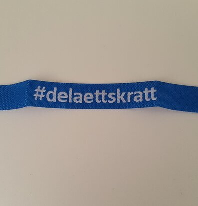 Bild av blått armband med budskap och stilren design