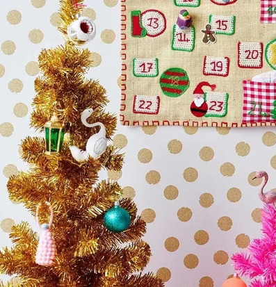 Bild av julgran med lekfulla och unika dekorationer