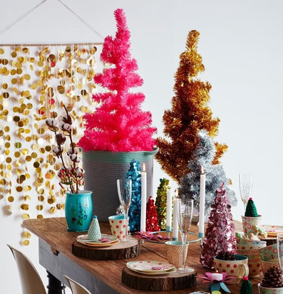 Bild av färgglad och festlig juldekoration hemma