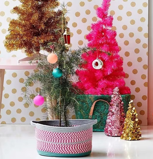 Bild av färgglada juldekorationer och rosa julgran