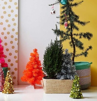 Bild med dekorativa julgranar och färggrann bakgrund