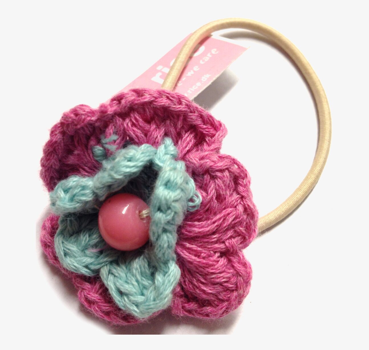 Bild av elegant hårsnodd med virkad blomdetalj