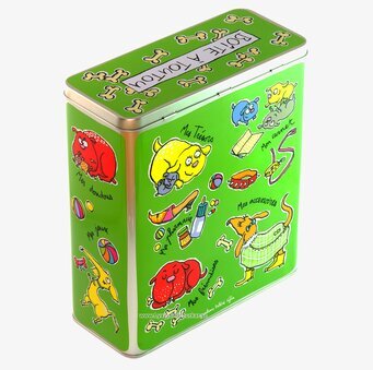 Foto av färgglad plåtburk med hundmotiv och fransk text