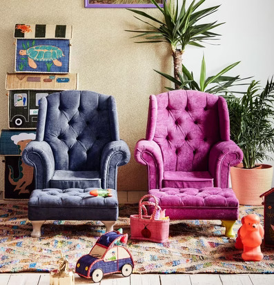 Bild av livlig inredning med färgglada fåtöljer och växter