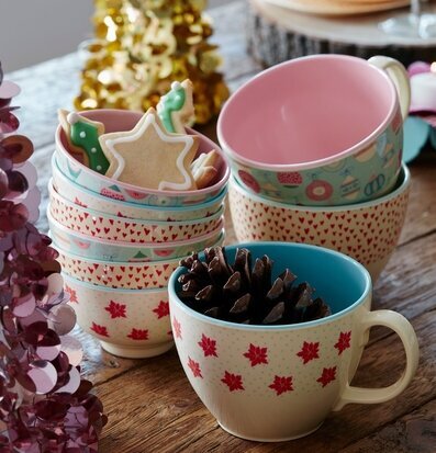 Bild av färgglada jumbomuggar och säsongsdekorationer