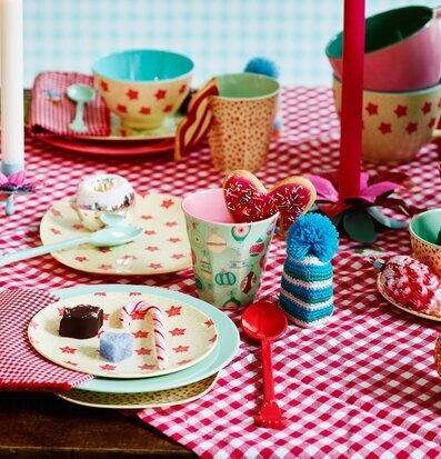 Bild av färgglad och livfull bordsdukning med mönster