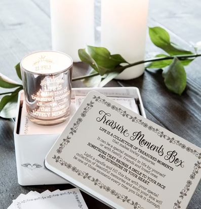 Bild av stämningsfull heminredning med ljus och ask