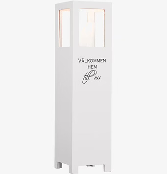 Bild av en rektangulär ljuslykta med text och glas