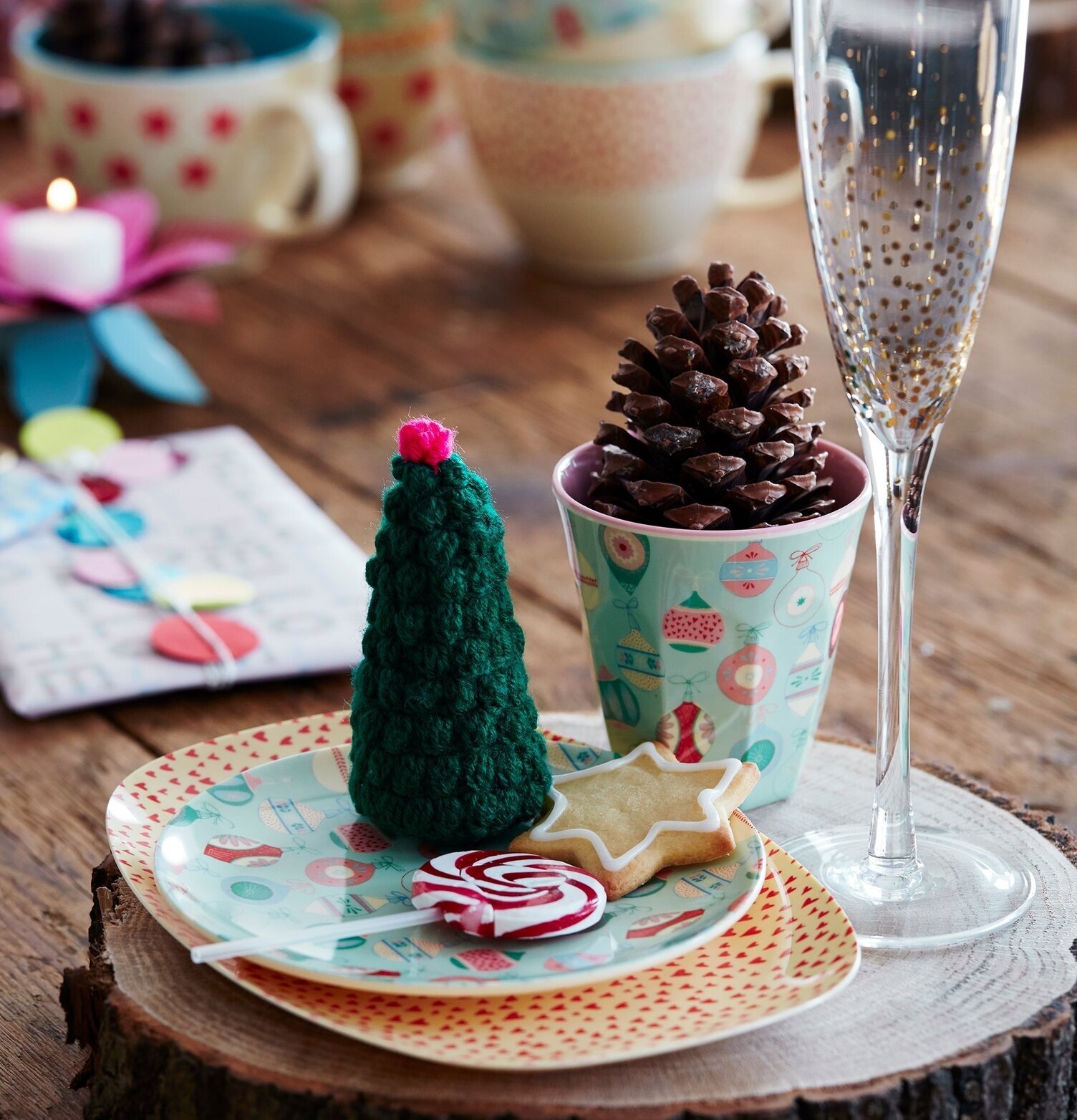 Virkad Julgran Grön från Rice på en festlig juldukning