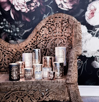 Bild av elegant inredning med ljushållare och blommor