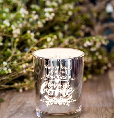 Bild av dekorativ lykta med kärleksfullt budskap