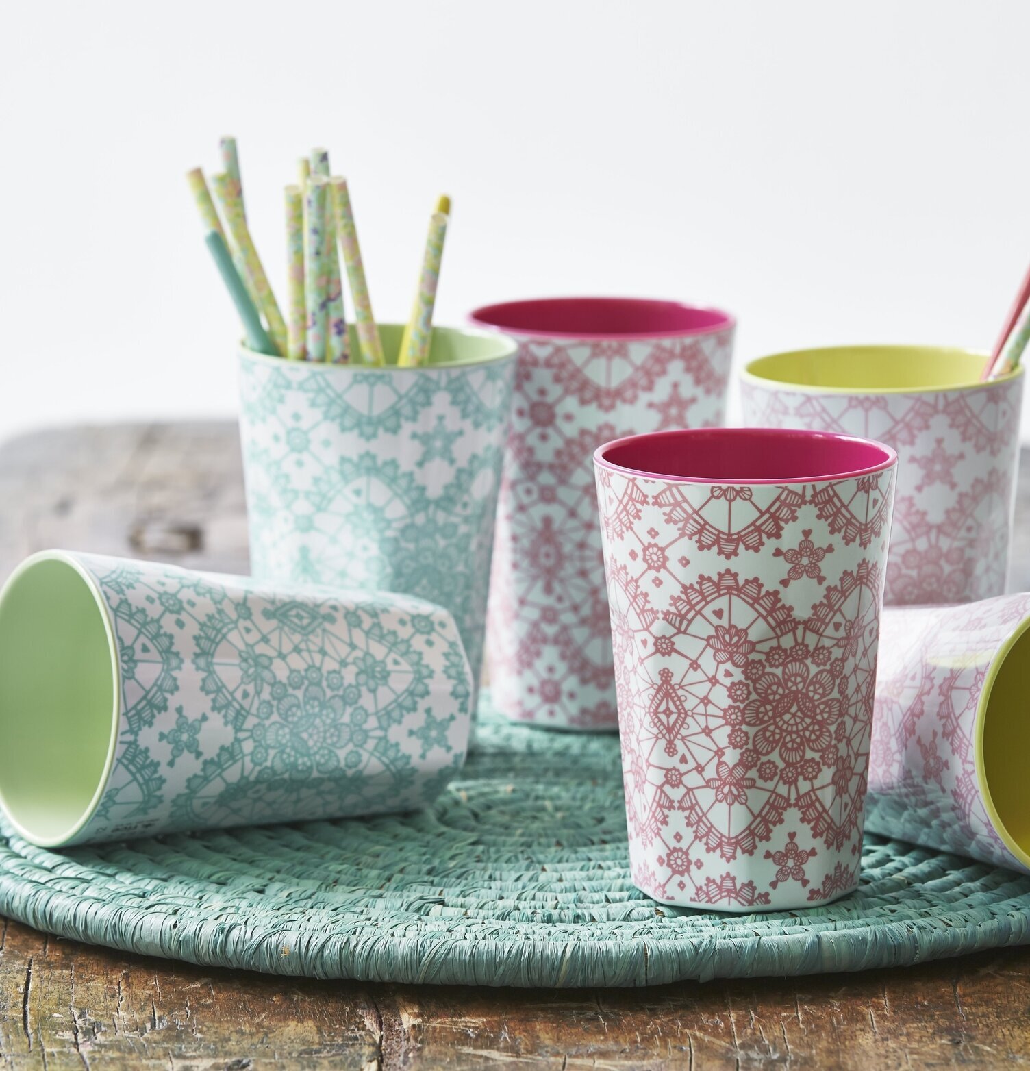 Mugg Latte Coral Lace Print från Rice på rustikt träbord