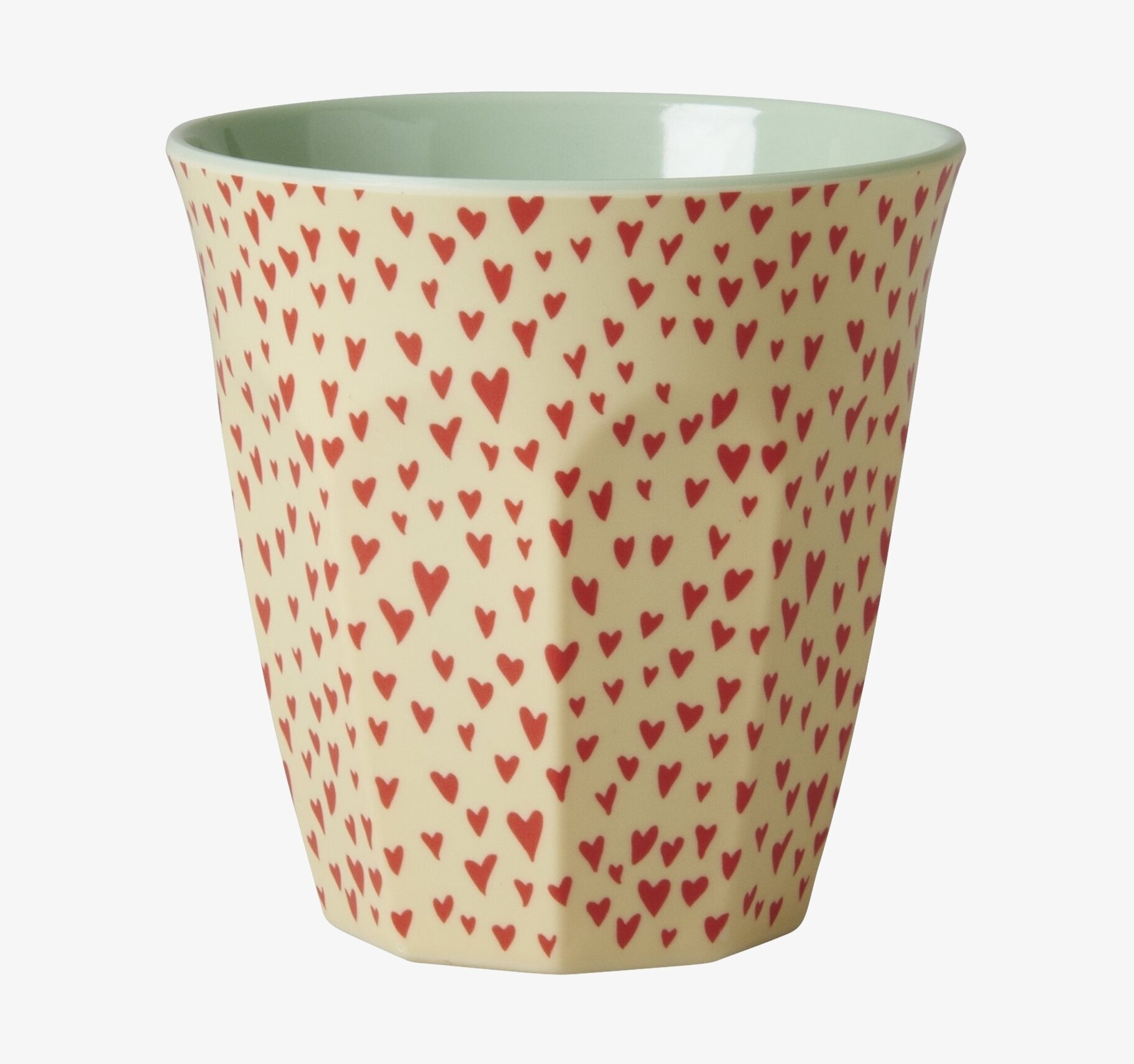 Foto av mugg med hjärtmönster och mintgrön insida