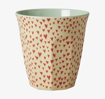 Foto av mugg med hjärtmönster och mintgrön insida