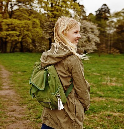 Bild av vårpromenad i naturen med funktionell stil