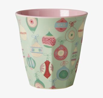 Bild av färgglad mugg med julgranskulor och rosa insida
