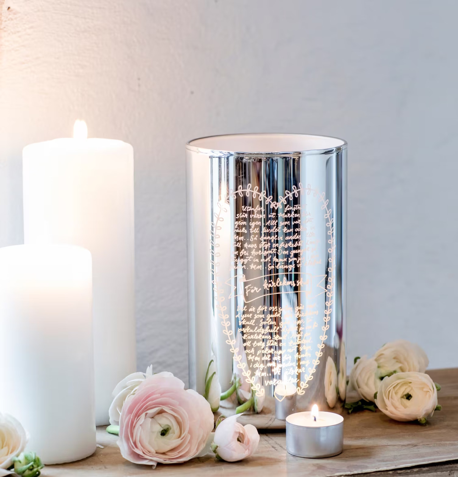 Bild av stämningsfull scen med ljuslykta och blommor