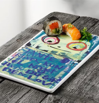 Bild av färgglad porslintavla med sushi och träbakgrund