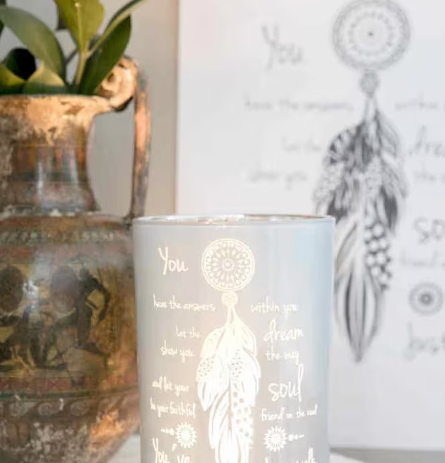 Bild av harmonisk inredning med ljuslykta i fokus