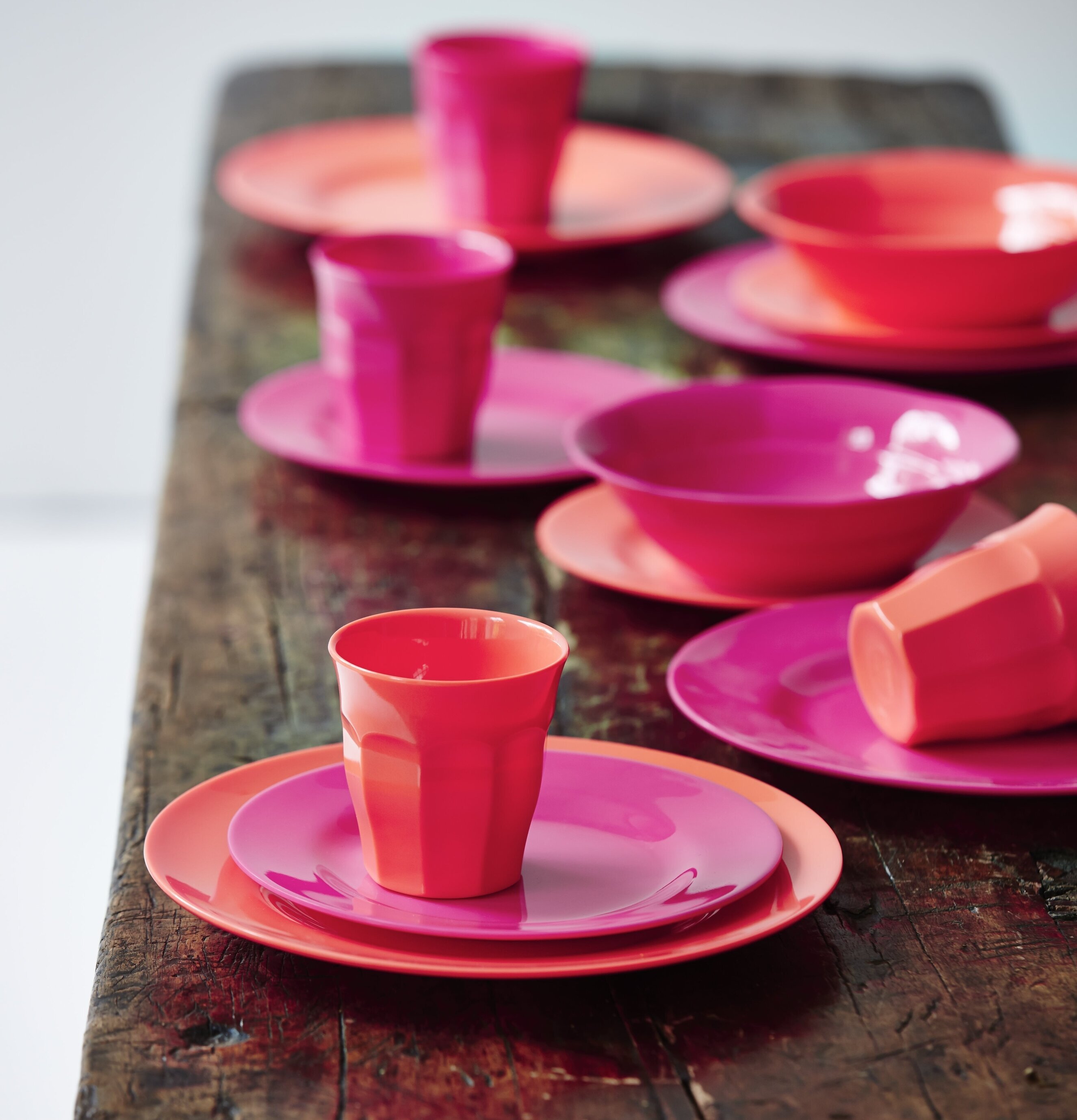 Assiett Neon Orange från Rice på rustikt träbord med neonfärger