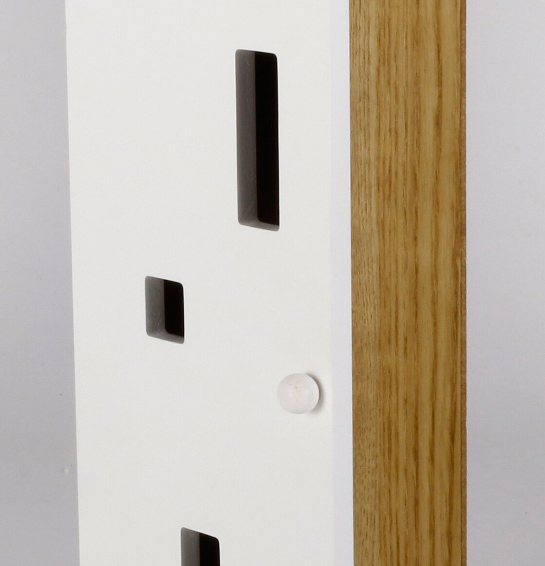 Bild av snyggt och praktiskt nyckelskåp i trä och vitt