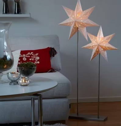 Bild av hemtrevlig inredning med stämningsfull belysning