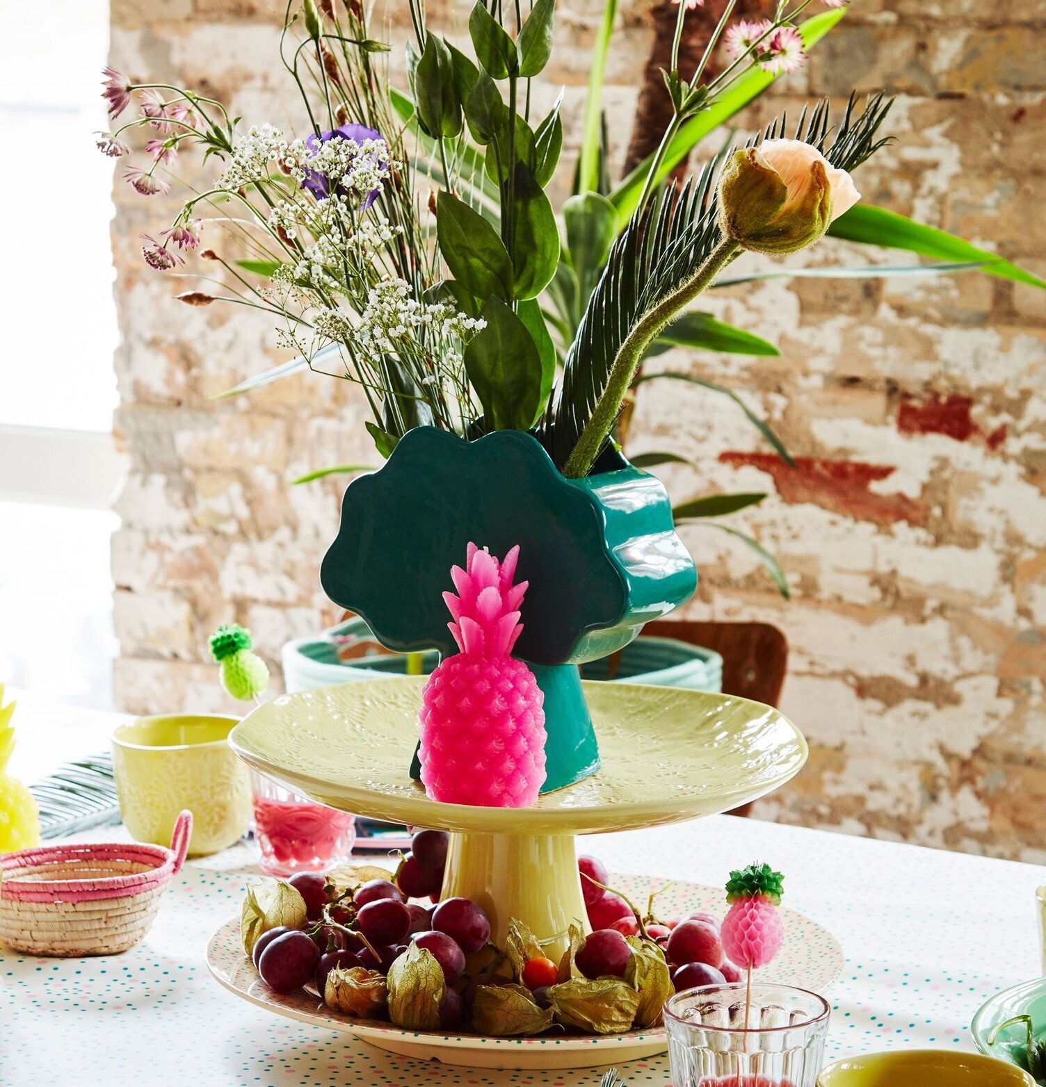 Bild av färgsprakande bord med festlig dekoration