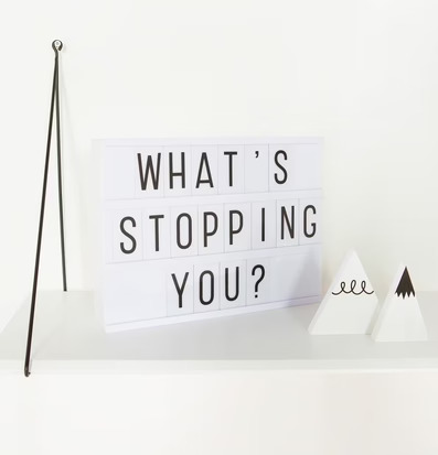 Bild av modern ljusbox i stilren och minimalistisk miljö