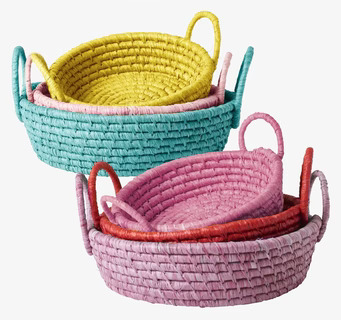Bild av färgglada flätade brödkorgar i tre storlekar