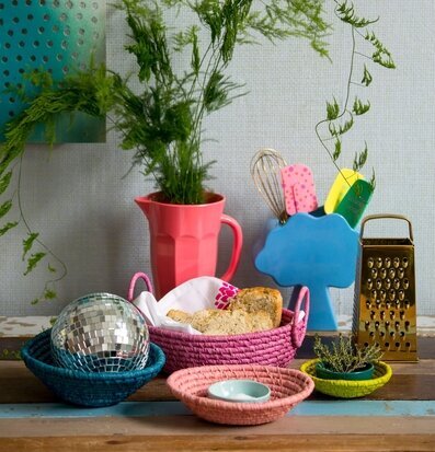 Bild av färgglad heminredning och köksartiklar