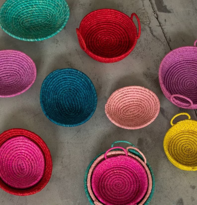 Bild av färgglada ovala brödkorgar på betongyta