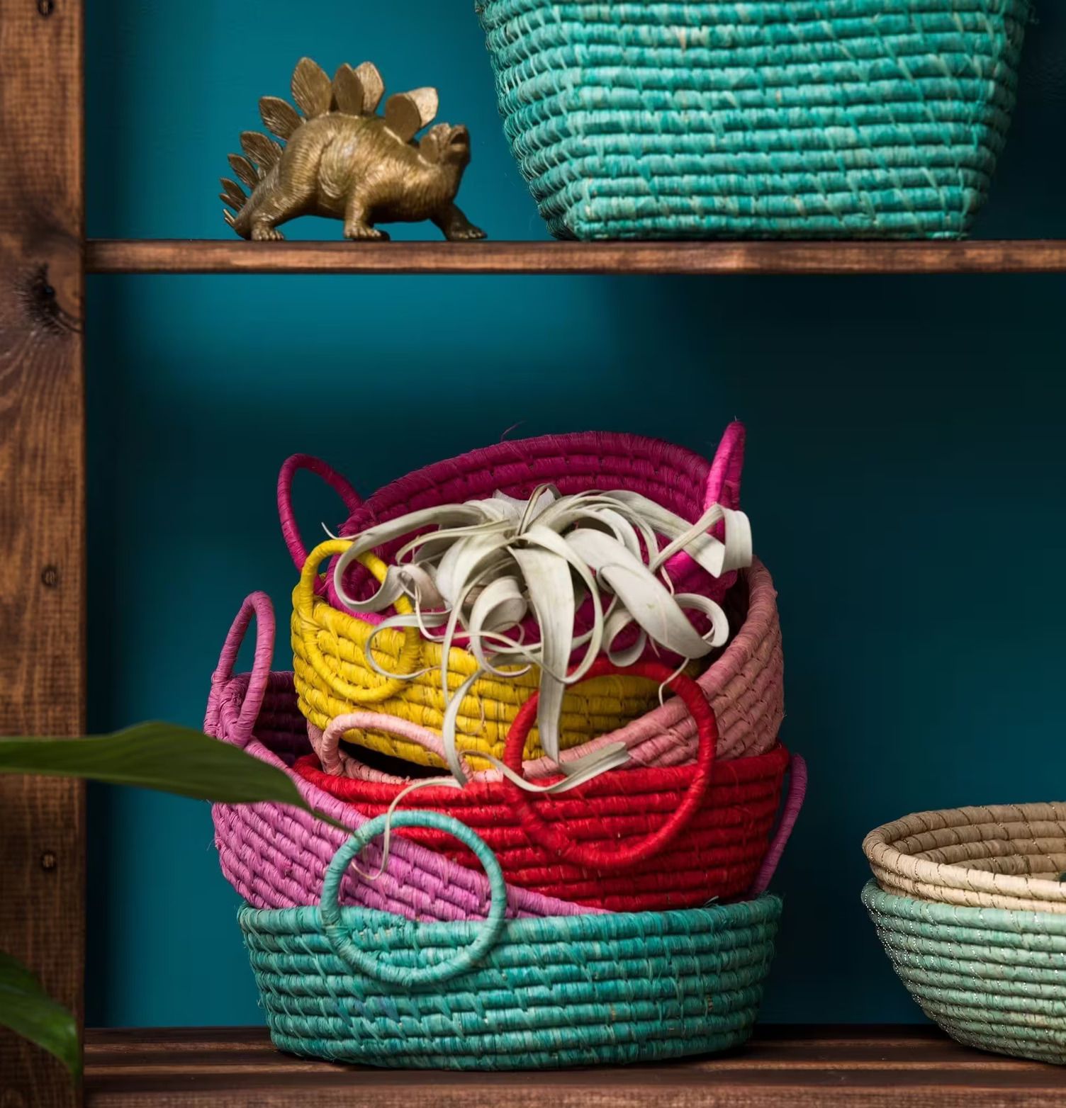 Brödkorgar Rice i färgglada nyanser på trähylla från Rice