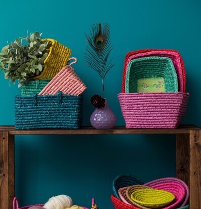 Bild av färgglada ovala brödkorgar och dekorativa detaljer