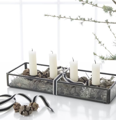 Bild av stilren ljusstake i glas med naturdetaljer