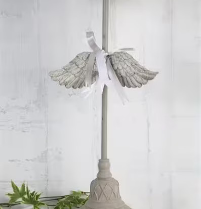 Bild av dekorativ lampfot med vingdesign i grått