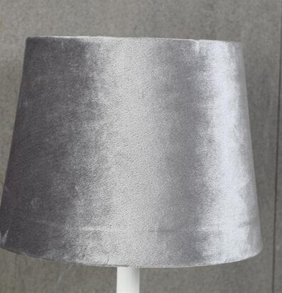 Bild av elegant grå sammet lampskärm i klassisk stil