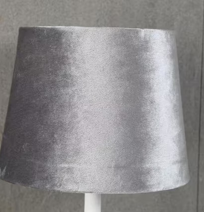 Bild av elegant grå sammet lampskärm i klassisk stil