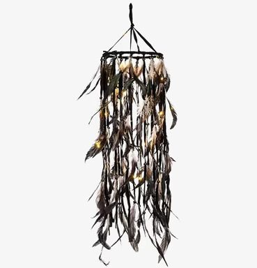 Foto av unik hängdekoration med ljusslinga och fjädrar