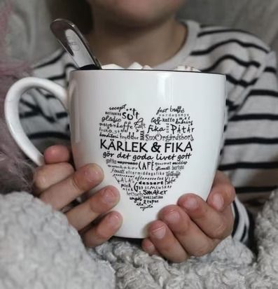 Bild av stilren mugg med textmotiv för fika och kärlek