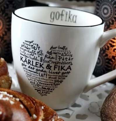 Foto av stilfull mugg med kärlek och fika tema