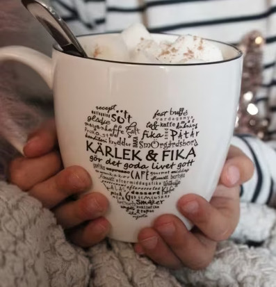 Bild av mysig scen med färgrik mugg och varm dryck