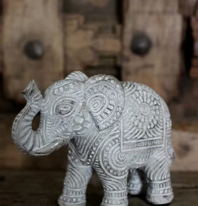 Bild av elegant elefantskulptur med detaljerad design