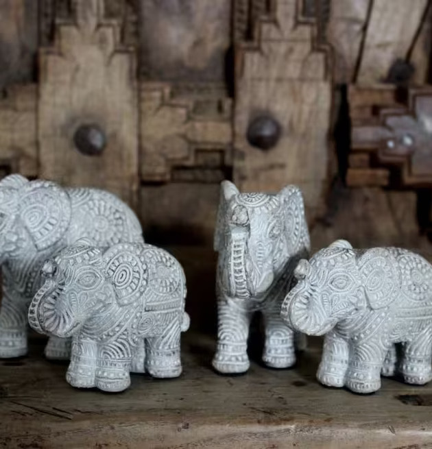 Bild av dekorativa elefanter mot rustik träbakgrund
