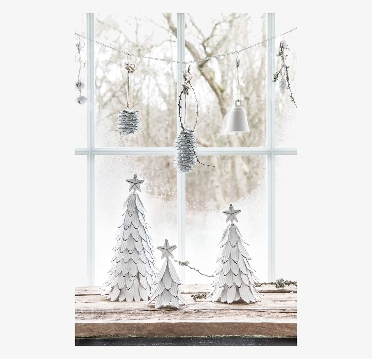 Julgran Vit Metall från IB Laursen på rustik trähylla