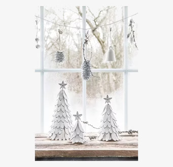 Bild av vinterlandskap med dekorerade fönsterkarmar